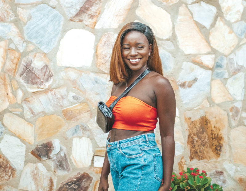 how to wear mom jeans like your fave it girl