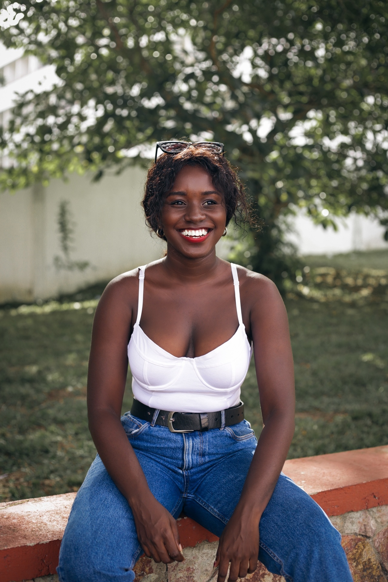 white top blue denim red lipstick outfit simple style for summer